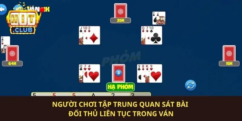 Người chơi tập trung quan sát bài đối thủ liên tục trong ván